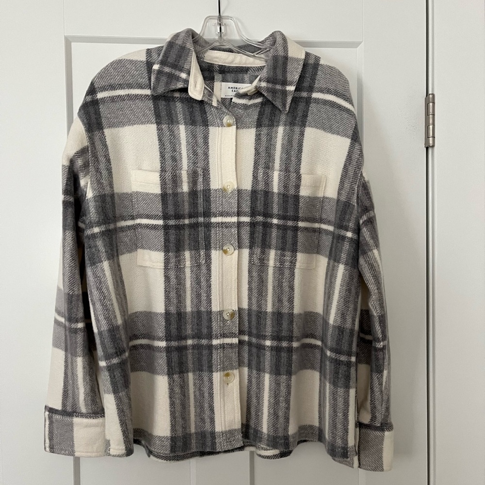 AMERICAN EAGLE WOMENS FLEECE PLAID SHACKET SIZE MEDIUM NWT! - Picture 5 of 7